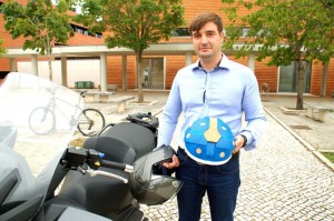 O investigador Ricardo Sousa com o protótipo do revestimento em cortiça para capacetes