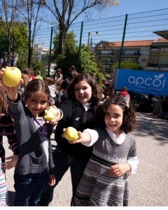 APCOI - Associacao Portuguesa Contra a Obesidade Infantil: Os Herois da Fruta visitaram hoje a Escola EB1 Bairro de Sao Miguel, uma das escolas vencedoras do projecto  Herois da Fruta - Lanche Escolar Saudavel. Lisboa, Portugal a 16 de Abril de 2012 . Foto: Agencia Zero