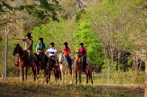 Família observa passeia à cavalo na Estância Mimosa, região de Bonito, Estado do Mato Grosso do Sul.