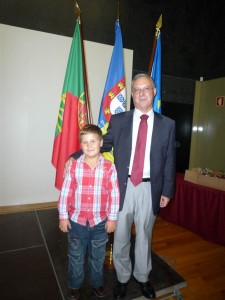 _José António Sousa e um dos alunos premiados (1)