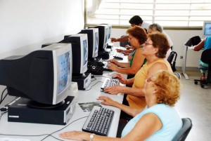 Clínica Márcia Ortiz oferece oficinas de informática para idosos