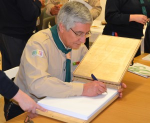 Museu do Corpo Nacional de Escutas - Norberto Correia assina o Livro de Ouro (1) editado