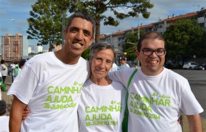 resized_CERCI Caminhar Ajuda - Presidente Julieta Sanches com dois jovens apoiados pela CERCI - recort