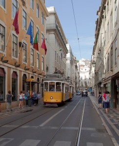 Tranvía_553_en_Rua_da_Conceição,_Lisboa,_Portugal,_2012-05-12,_DD_01
